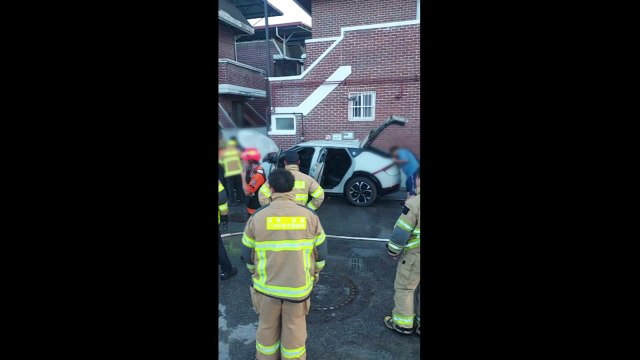 주차된 전기차 택시에서 연기...인명 피해 없어 / YTN