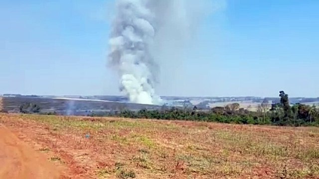 Incêndio em canavial invade área de mata em Serra dos Dourados