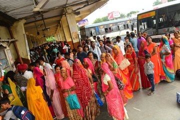 बस स्टैंड पर महिलाओं की लंबी कतारें