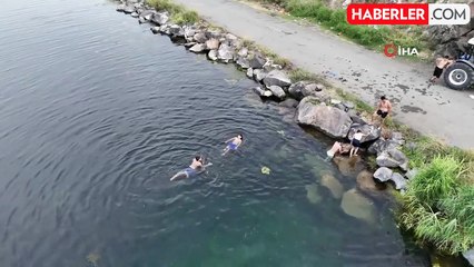 Yaz sıcağında serinlemek isteyenler soluğu Karasu Çayı'nda alıyorlar