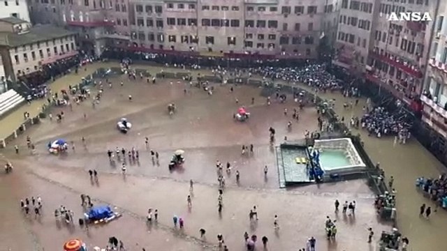 Siena, Palio rinviato a domani per pioggia