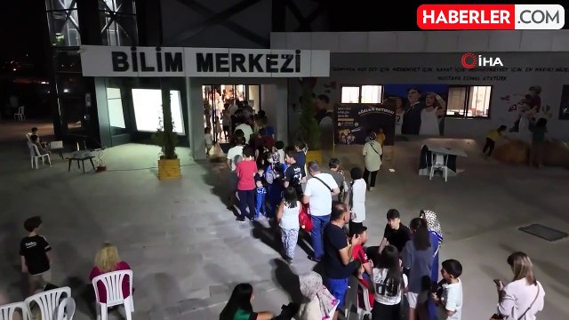 Ay'ın ışıltılı yüzünü teleskopla izlemek için akın ettiler