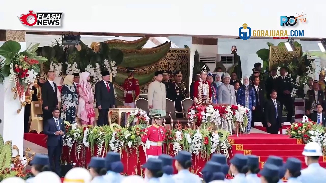 KENAKAN BAJU ADAT JAWA MATARAM PRABOWO DAMPINGI JOKOWI DI UPACARA PENURUNAN BENDERA HUT RI KE-79