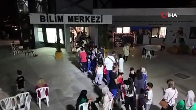 Ay'ın ışıltılı yüzünü teleskopla izlemek için akın ettiler