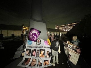 Madres buscadoras hacen plantón en el asta bandera del Zócalo