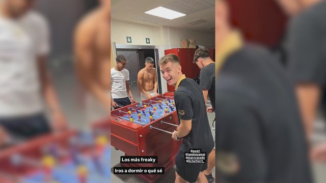 Varios jugadores del Barça jugando al futbolín al llegar a La Masía de vuelta tras ganar al Valencia