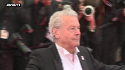 "Iconique": Parisiens et étrangers réagissent au décès d'Alain Delon