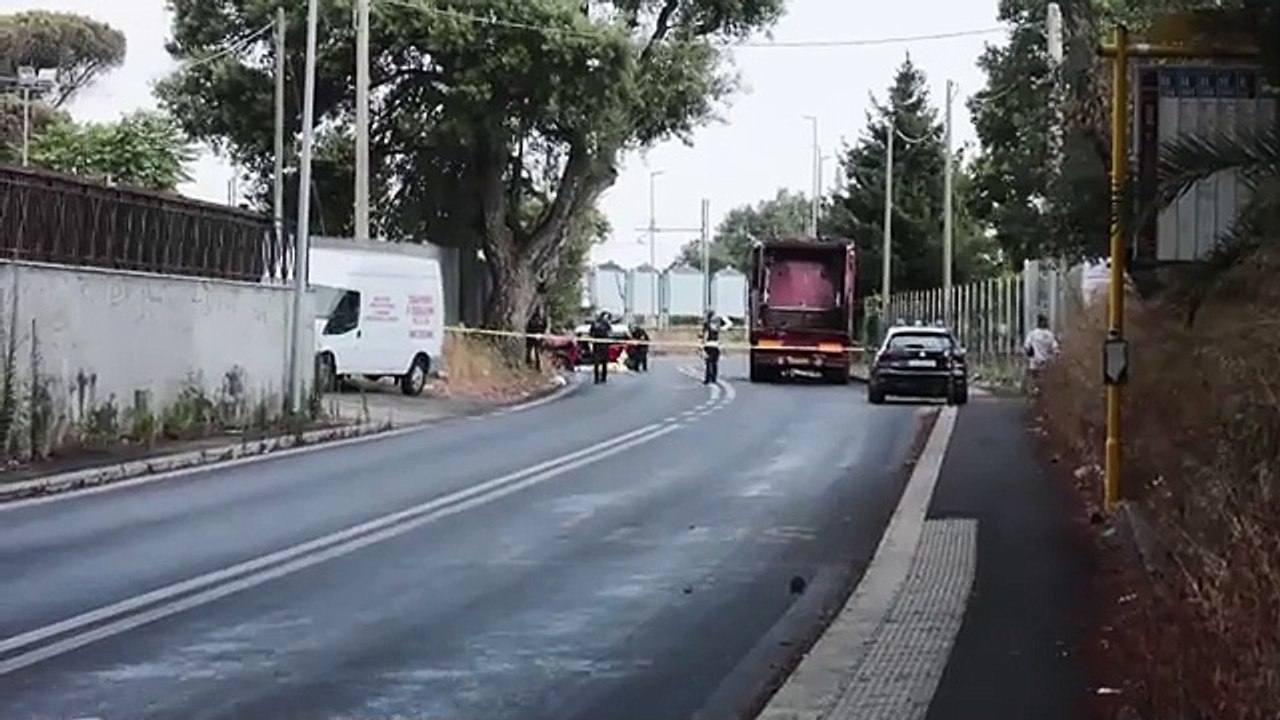 Scontro mortale in via Trionfale, le immagini dal luogo dell'incidente: l'auto distrutta e la strada chiusa
