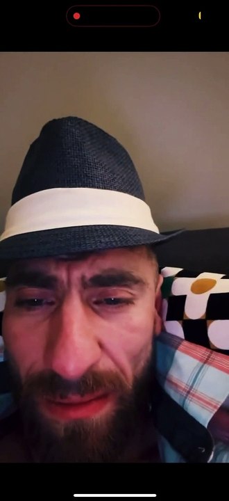 Schwer bewaffnete Polizei stürmt Live-Stream von Mois Zois!   Schockierendes Ereignis