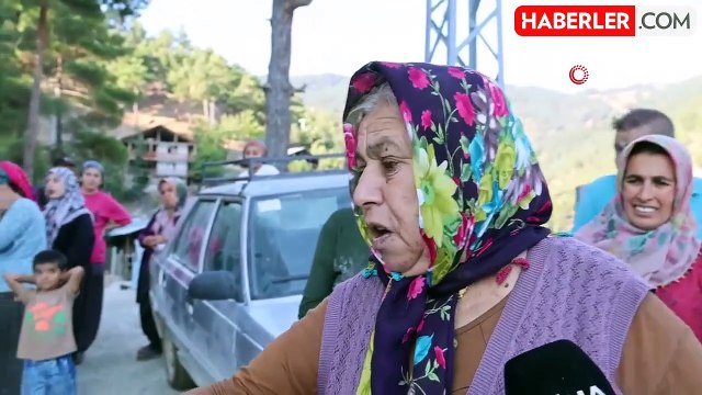 Susuz kalan köylü eşek ve katır ile su taşıyor