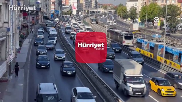 Metrobüs hattındaki 'Beyaz Yol' çalışması trafik yoğunluğu oluşturdu