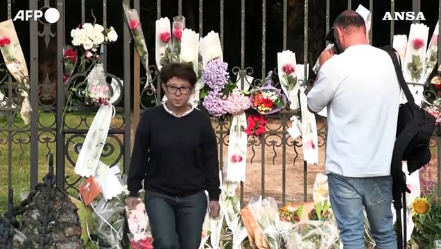 Alain Delon, fiori e bigliettini davanti alla sua casa di Douchy
