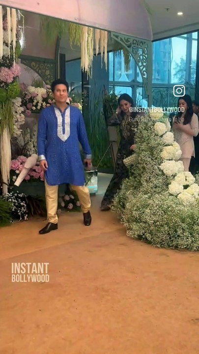 Sachin Tendulkar with his wife and daughter looking elegant.