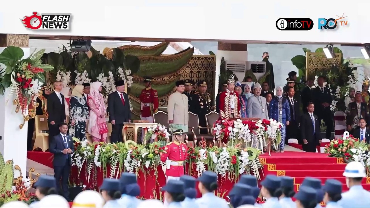 KENAKAN BAJU ADAT JAWA MATARAM PRABOWO DAMPINGI JOKOWI DI UPACARA PENURUNAN BENDERA HUT RI KE-79