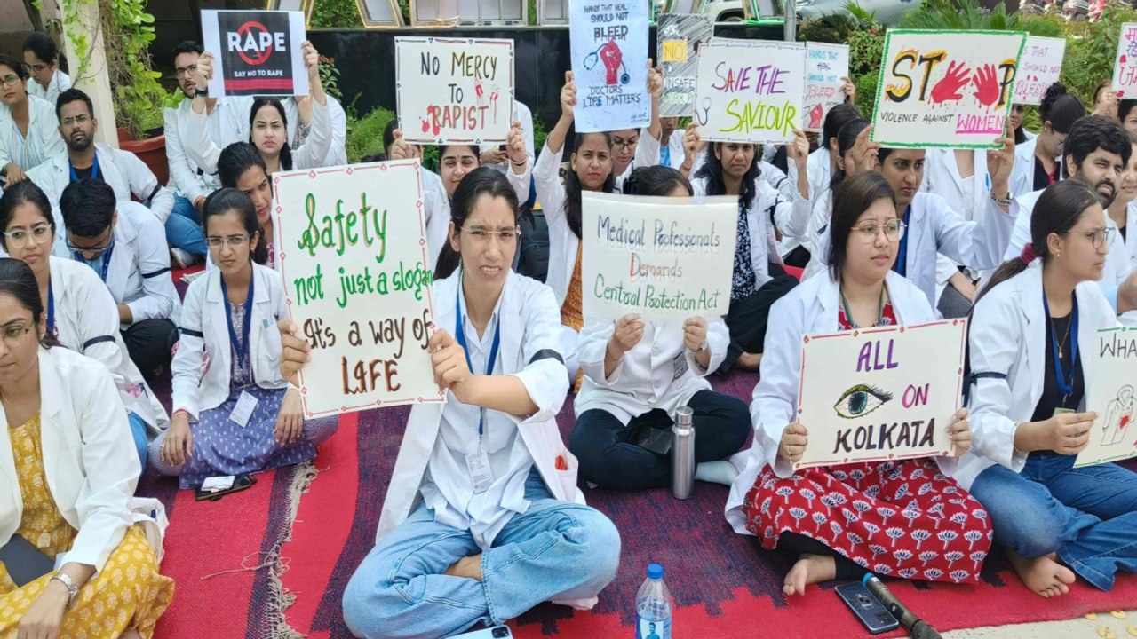 दिल्ली में आठवें दिन भी रेजिडेंट डॉक्टरों की हड...
