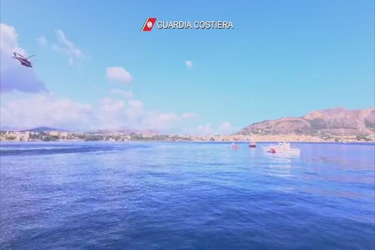 Barca a vela affonda nel palermitano, le ricerche dei dispersi - Video