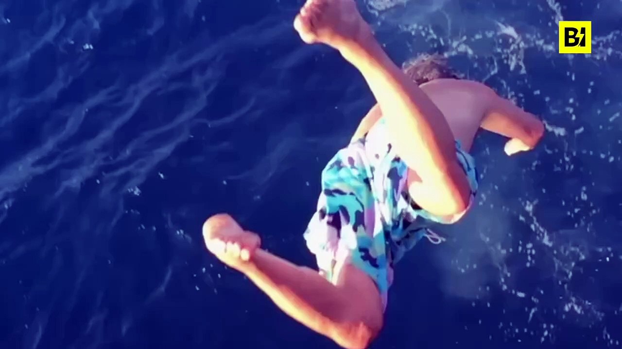 Robert De Niro compie 81 anni e festeggia con un tuffo