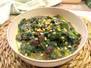 Espinacas a la catalana (con pasas y almendras) - Cocina Fácil