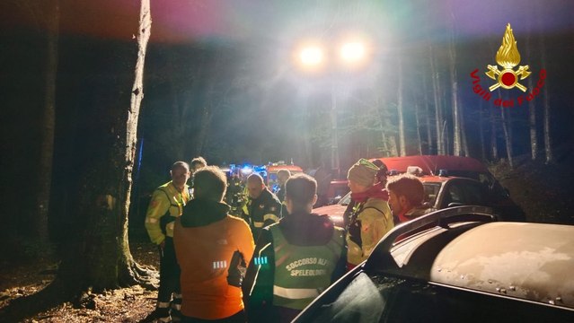 Papà e due figli di 5 e 10 anni dispersi in un bosco dell'Irpinia: salvati dai Vigili del Fuoco (19.08.24)