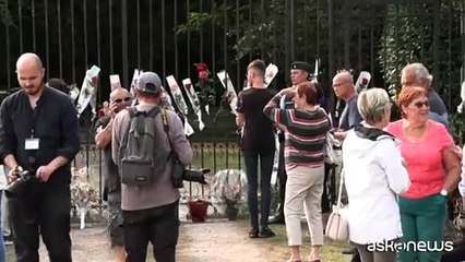 Alain Delon, gli omaggi dei fan davanti alla casa a Douchy