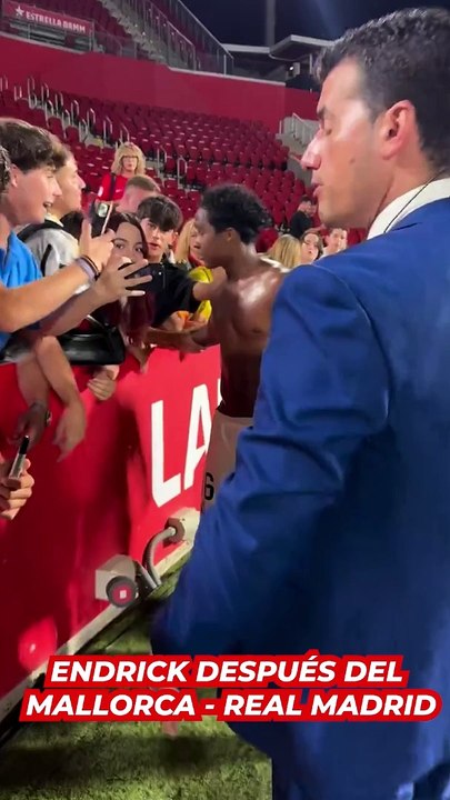 Endrick firmando autógrafos a los madridistas desplazados a Mallorca