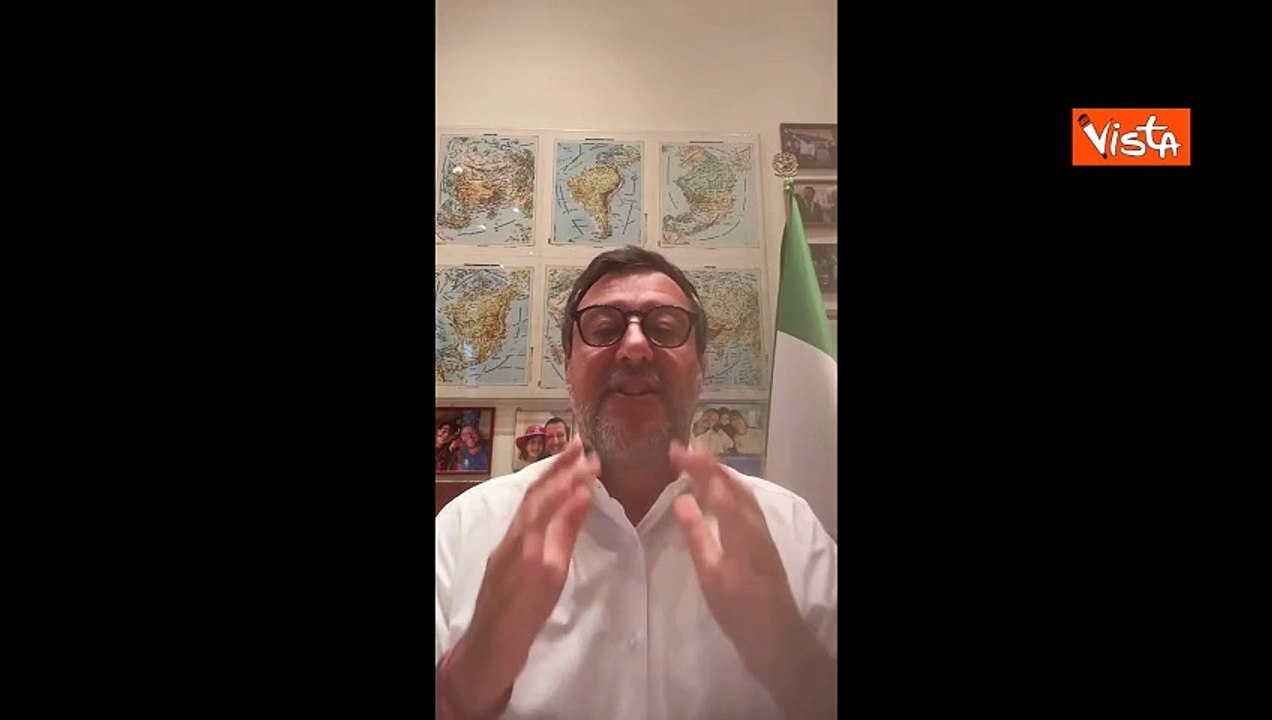 Salvini in vacanza in Salento: "In spiaggia ho aggiornato i cittadini sulle opere"