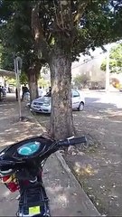 Carro pega fogo no centro de Moreira Sales após pane elétrica no motor