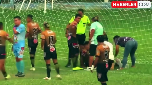 Korner kullanmadan önce saha kenarında tuvalet ihtiyacını gideren futbolcu, hakem tarafından kırmız kartla oyundan atıldı.