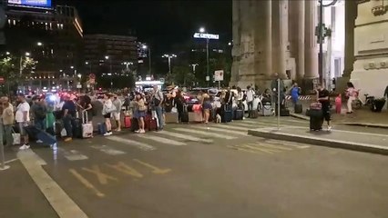 Milano, la coda infinita per i taxi in stazione Centrale domenica notte
