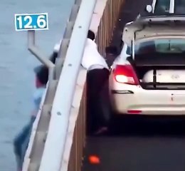 Un chauffeur de taxi attrape les cheveux d'une femme alors qu'elle tente de se suicider (vidéo)