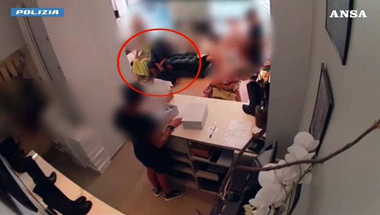 Milano, ruba a una turista la borsa con l'insulina, arrestato in centro