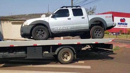 Caminhonete perde a roda em acidente na Avenida Tito Muffato