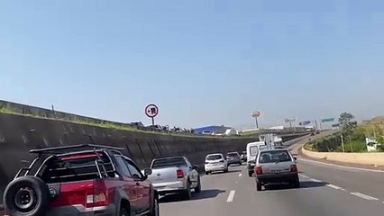 Caminhonete de luxo roubada acaba em perseguição na rodovia Dom Pedro