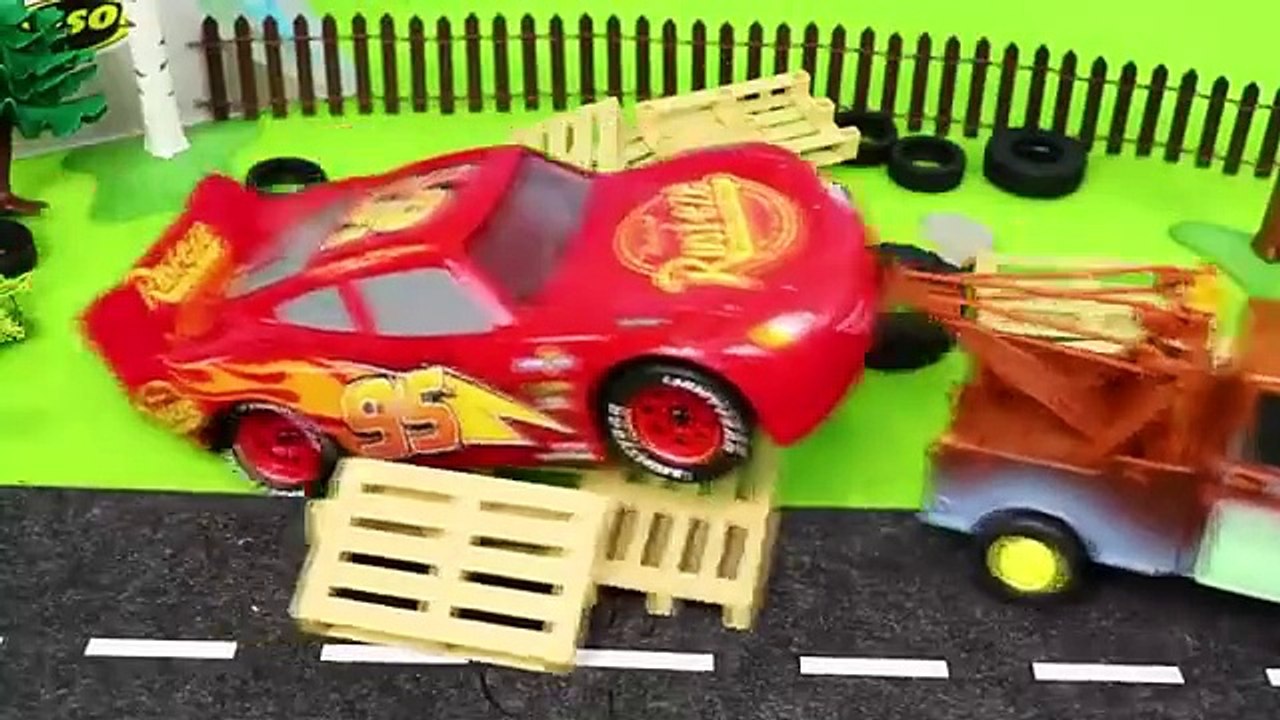 A_Truck_delivers_Toy_Vehicles(360p)