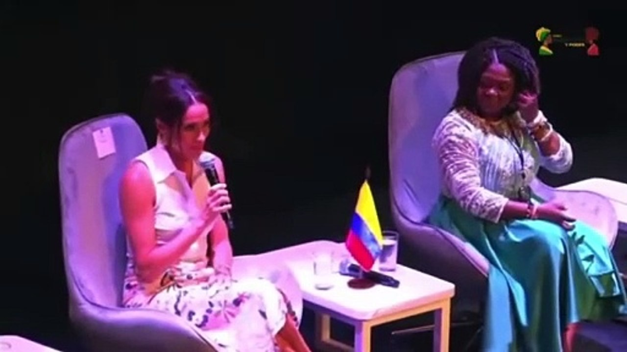 Meghan habalndo español