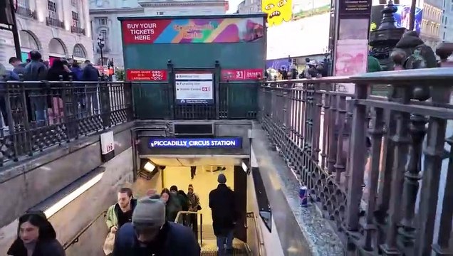 New Yorker Rides the London Tube From Piccadilly Circus to Paddington Station (Bakerloo Line) - Attractions