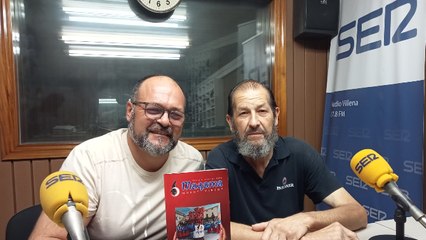 José María Fillols, pte Moros Viejos, en Radio Villena SER, junto con el premio Pluma de Plata 2024