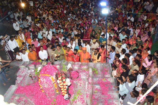 बाबा बर्फानी के दर्शनों के लिए उमड़ा श्रद्धा का ज्वार, चढ़े बिल्वपत्र, सजी झांकी
