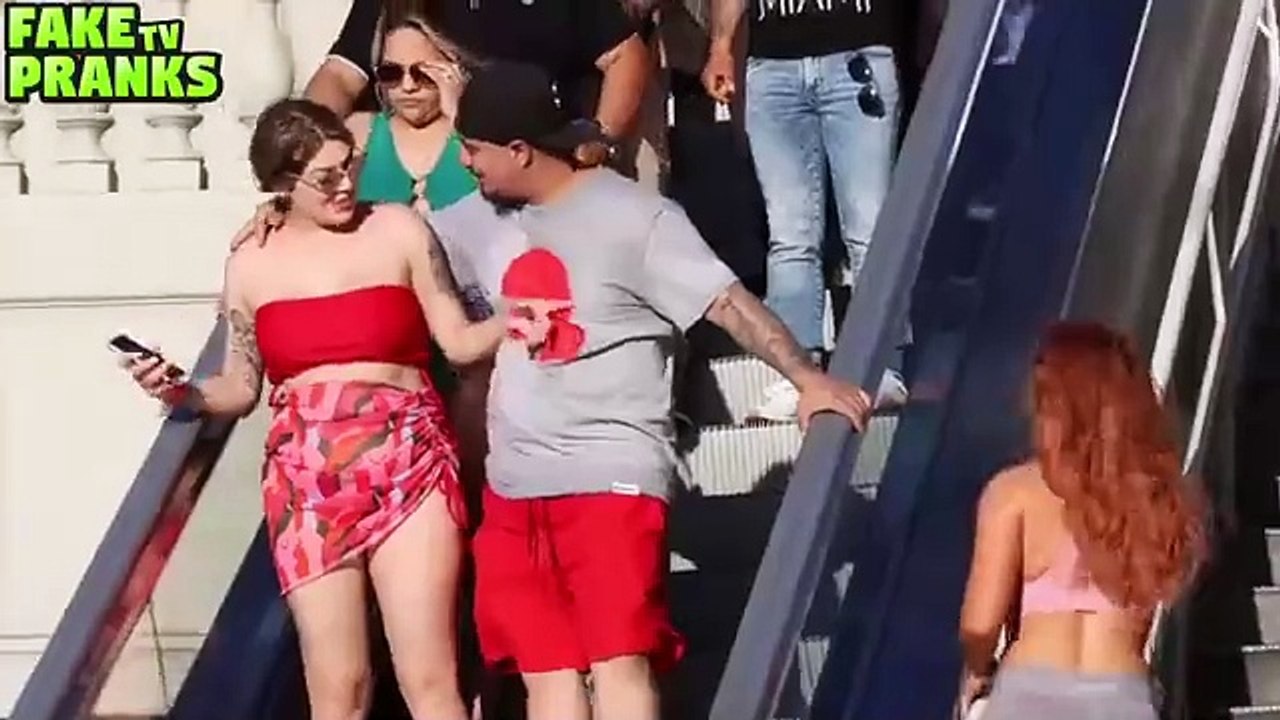 THE_BEST_ESCALATOR_PRANKS!!__COUPLES_REACTIONS_(360p)