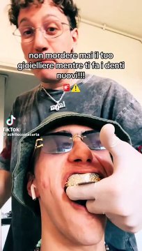 Achille Costacurta torna sui social per ostentare la nuova dentiera di diamanti