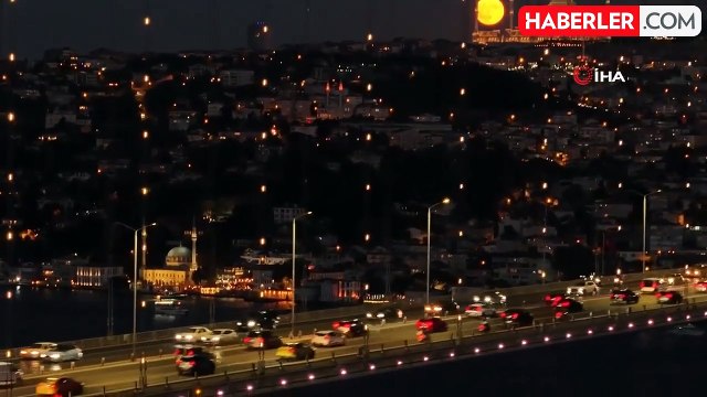 İstanbul'da dolunay 15 Temmuz Şehitler Köprüsü ve Çamlıca Camii' ile birlikte görüntülendi