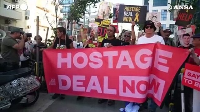 Israele, manifestanti davanti all'hotel di Tel Aviv dove alloggia Blinken