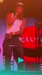 Gazo fait tomber son micro en plein concert 🎤