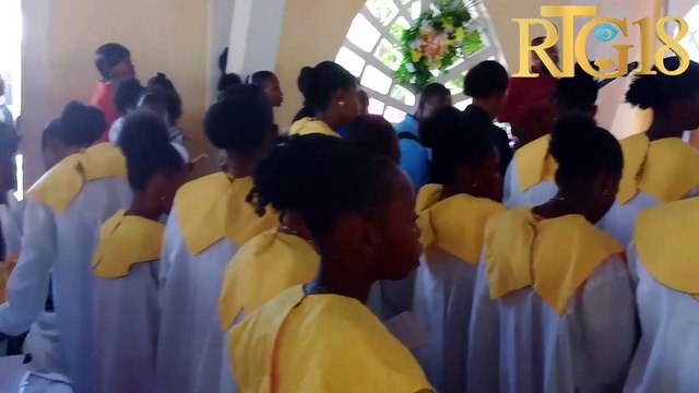 Rev Pè Ketler Lysius Selebre 1er mès solanèl li nan pawas Notre Dame de Lourdes nan lokalite Solon