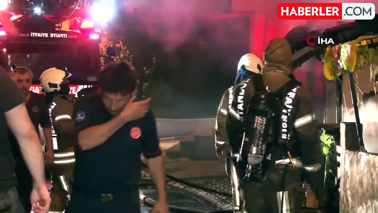 Ümraniye'de gecekondu alev alev yandı