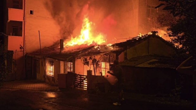 Ümraniye'de gecekondu alev alev yandı