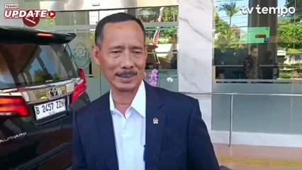 Скачать видео: Tiga Hakim yang Bebaskan Terdakwa Pembunuhan Ronald Tannur Diperiksa Komisi Yudisial