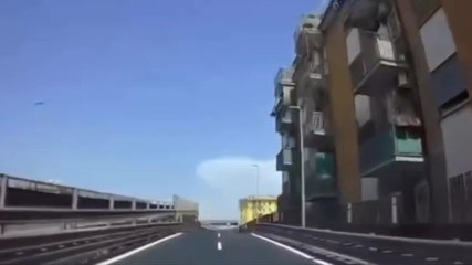 In tangenziale contromano in curva con la moto