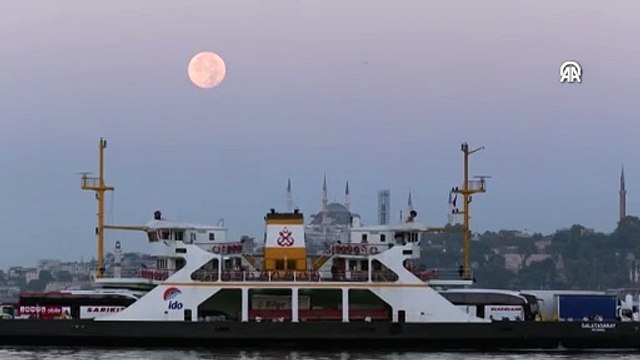 Süper Ay İstanbul'da görsel şölen oluşturdu