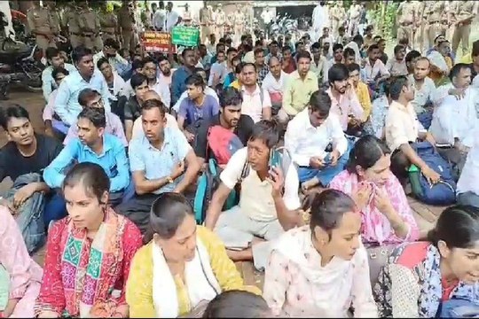 Video: 69 हजार शिक्षक भर्ती के अभ्यर्थियों का SCRT घेराव, नियुक्ति प्रक्रिया में जल्दबाजी की मांग